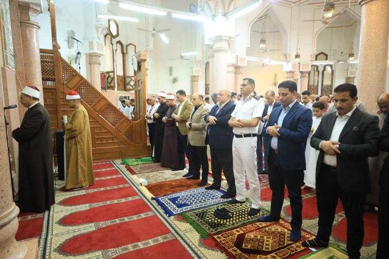 محافظ كفر الشيخ يؤدي صلاة الجمعة بمسجد النصر بعاصمة المحافظة.. صور