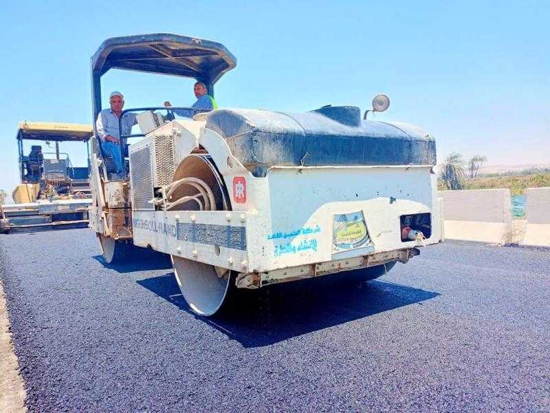 محافظ أسيوط يعلن عن بدء رصف إزدواج طريق أسيوط - ديروط الزراعي.. صور