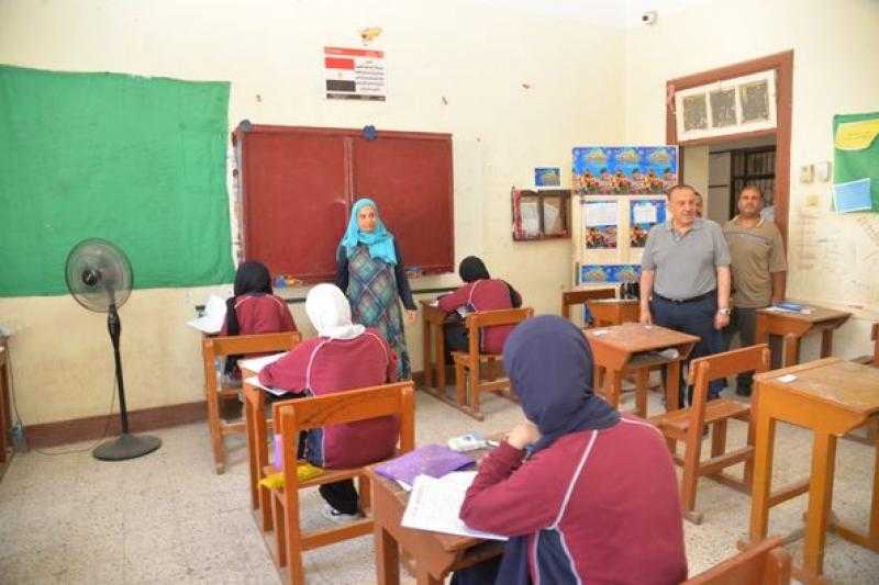 محافظ أسيوط يتفقد لجان امتحانات الثانوية العامة.. ويلتقي مسئولي غرفة العمليات