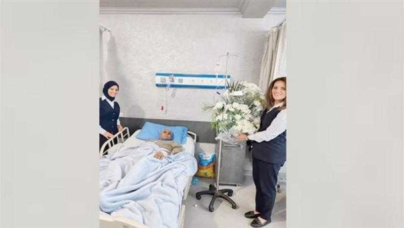 فى لفتة إنسانية.. وزير الطيران يُرسل باقات ورود للمرضى بمستشفى مصر للطيران
