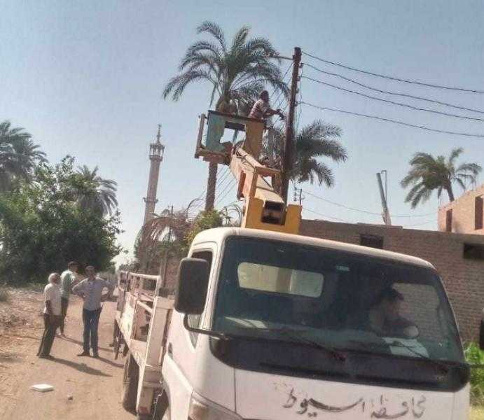 محافظ أسيوط يوجه بصيانة وتركيب كشافات الكهرباء بقرى المحافظة