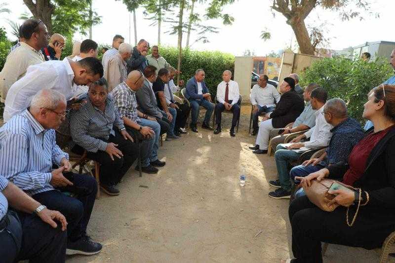 محافظ القاهرة يلتقى بأهالى المعصرة ويؤكد استبدال المحول الكهربائي المعطل بآخر جديد