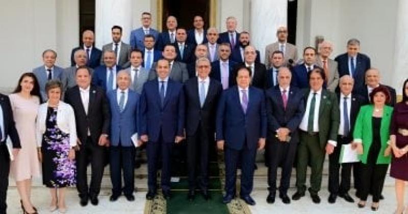 لجنة دراسة برنامج الحكومة: توصية بالموافقة على البرنامج من أغلبية الأعضاء