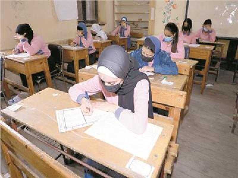 طلاب الثانوية العامة يبدأون امتحانات الأحياء والاستاتيكا والفلسفة