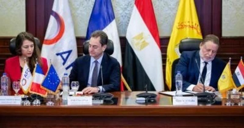 محافظ البنك المركزى المصرى يوقع على مذكرة تعاون مع الوكالة الفرنسية للتنمية