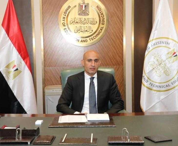 ”عبداللطيف” يؤكد أهمية دور المدرسة في تقديم تعليم متميز للطلاب