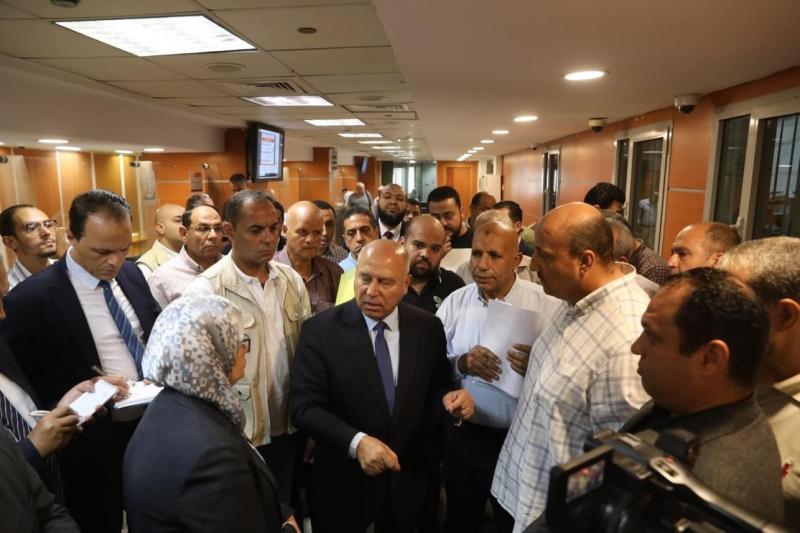 فى مقر الهيئة العامة للتنمية الصناعية.. ”الوزير” يشهد حصول عدد من المستثمرين على رخص التشغيل ويعلن قرارات هامة