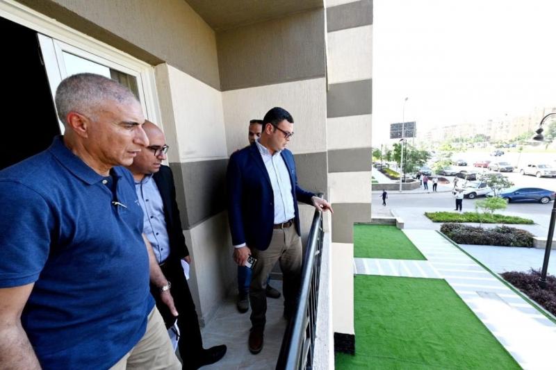 وزير الإسكان يتفقد الوحدات السكنية بمشروع ”فالي تاورز” بمدينة حدائق أكتوبر