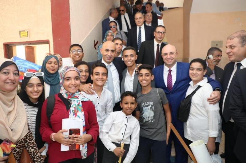 وزير التربية والتعليم ومحافظ بنى سويف يتفقدان مدرستى الشهيد هشام كمال طعمه الثانوية العسكرية بنين والهلال الابتدائية المشتركة