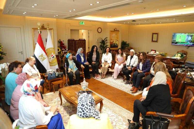 وزيرة التنمية المحلية تلتقي وفداً من المجلس القومي للمرأة بالجيزة