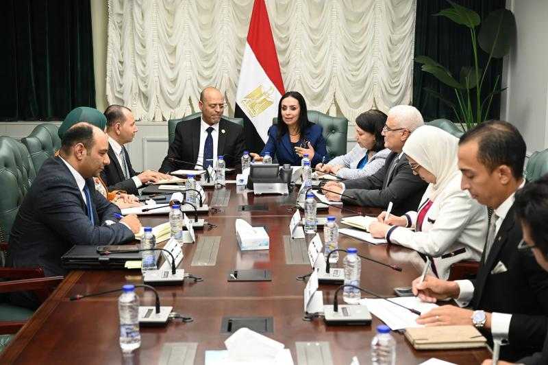 وزيرة التضامن تناقش الإجراءات المتخذة لحماية ورعاية العمالة غير المنتظمة|