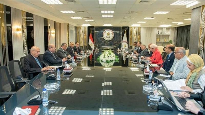 وزراء الإنتاج الحربي والبيئة والكهرباء يجتمعون لمناقشة مستجدات التعاون المشترك