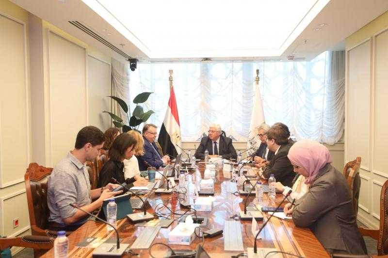 وزير التعليم العالي يلتقي بالمستشارة الدولية لبناء القدرات ببريطانيا ومدير مكتب منظمة العمل الدولية بالقاهرة