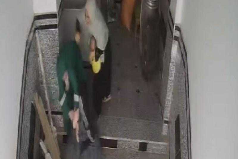 الزوجة المتهمة بضرب حماتها فى الشرقية تبكي خلال التحقيق: بتعالج من السحر