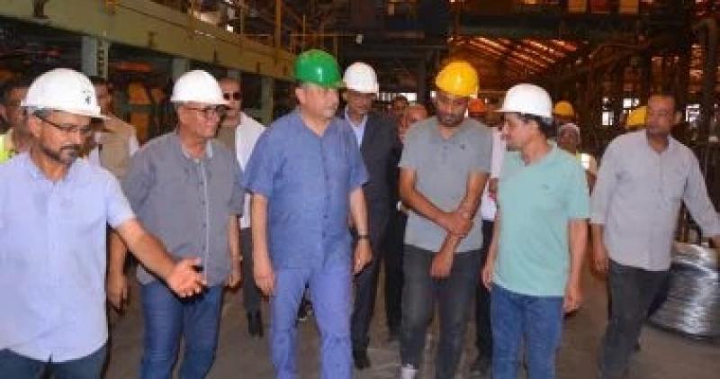 وزير قطاع الأعمال يتفقد ”مصانع النحاس المصرية” بالإسكندرية ويبحث خطط التطوير