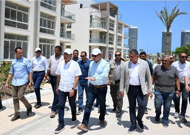 رئيس الوزراء يتفقد الوحدات الجاهزة للتسليم بمشروع ”مزارين” بالعلمين الجديدة