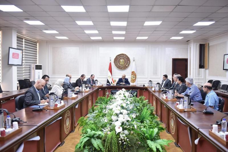 وزير العمل يلتقي بعض أصحاب محلات منطقة العتبة والموسكي ووفدا من غرفة القاهرة التجارية لبحث التعاون في مواجهة الحرائق
