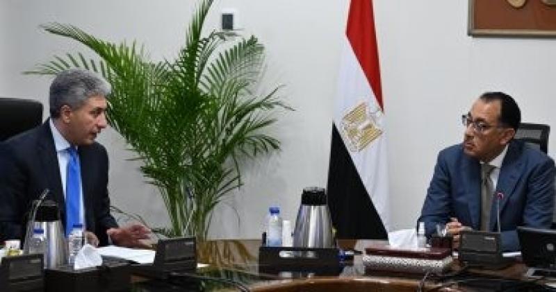 رئيس الوزراء يستعرض المسودة الأولى لاستراتيجية عمل وزارة السياحة والآثار