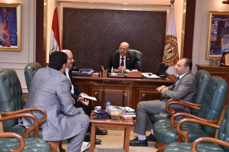 وزير العمل يلتقي بعض ممثلي المنظمات النقابية العمالية ”تحت التأسيس”