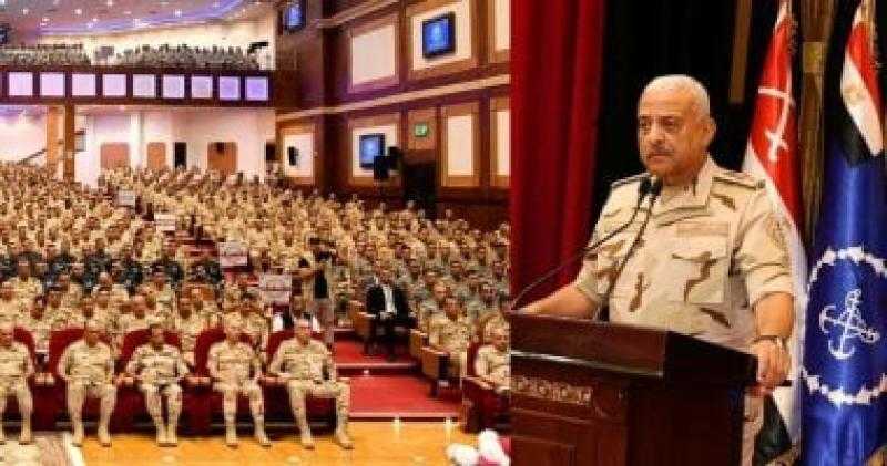 وزير الدفاع يلتقى بعدد من رجال القوات المسلحة بالجيش الثالث وقيادة شرق القناة.. فيديو