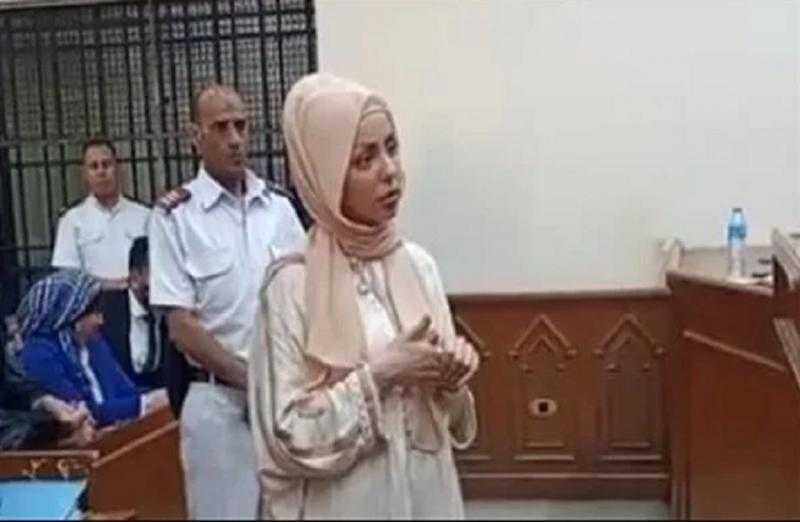 تتلذذ بمشاهدة الدم.. الطب الشرعي يكشف حالة مضيفة الطيران قاتلة طفلتها