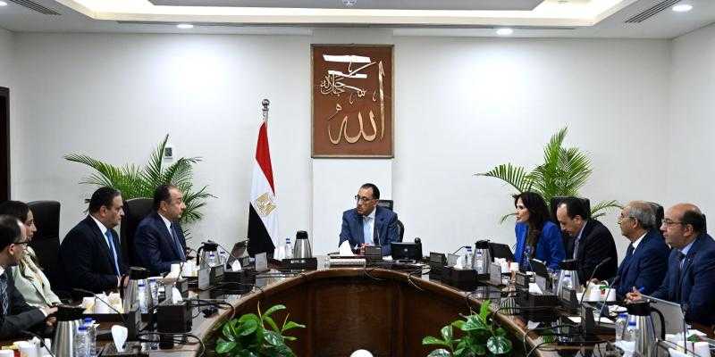مدبولي يُوجه بالاهتمام بصناعة البوليستر.. ويؤكد: مستعدون لدعم إقامة مصنع جديد بالشراكة مع القطاع الخاص