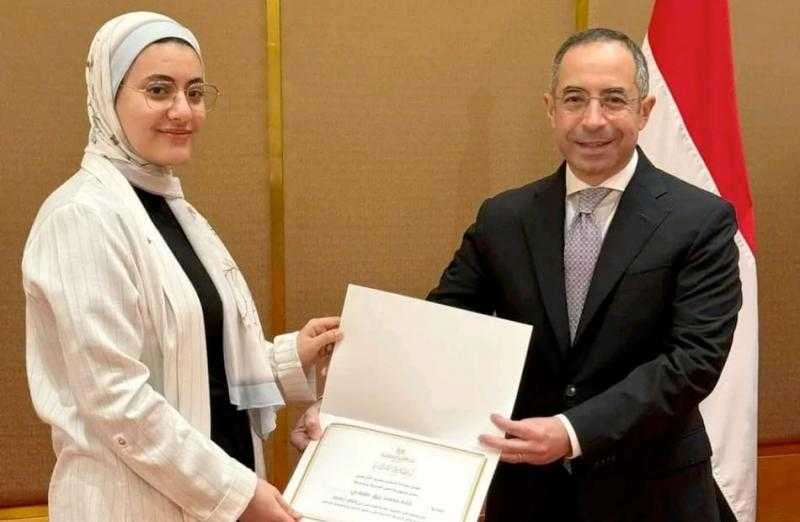 سفير مصر فى قطر يكرم الطلاب المصريين الأوائل على الثانوية العامة القطرية