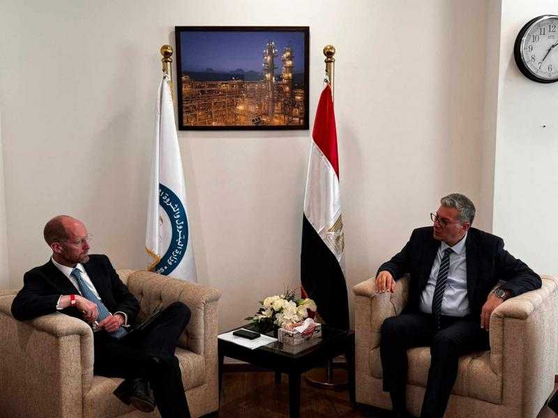 وزير البترول يلتقي مسئول بالبنك الأوروبي لإعادة الإعمار لبحث تعزيز التعاون في خفض الانبعاثات وإزالة الكربون