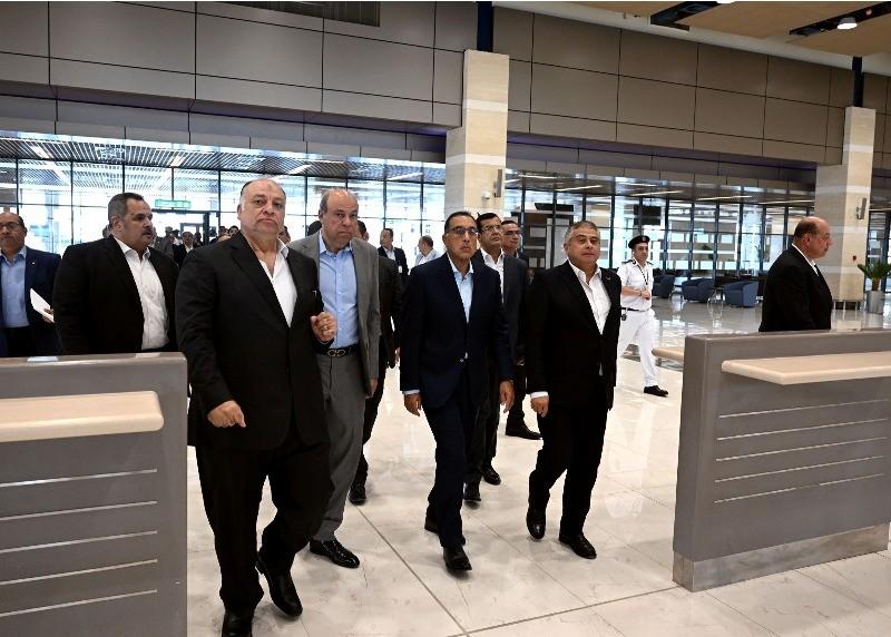 رئيس الوزراء يشدد على أهمية تيسير الإجراءات الخاصة بالمسافرين والقادمين عبر مطار برج العرب