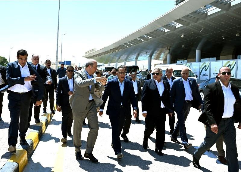 مدبولي: نهتم باستكمال مشروعات المحاور والطرق لأنها مكونًا مهمًا يدعم البنية التحتية اللازمة لجذب الاستثمارات