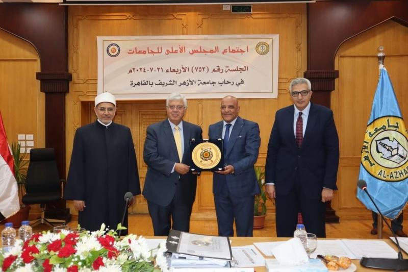 وزير التعليم العالي يرأس اجتماع المجلس الأعلى للجامعات بجامعة الأزهر.. 28 سبتمبر بدء الدراسة للعام الجديد بالجامعات والمعاهد