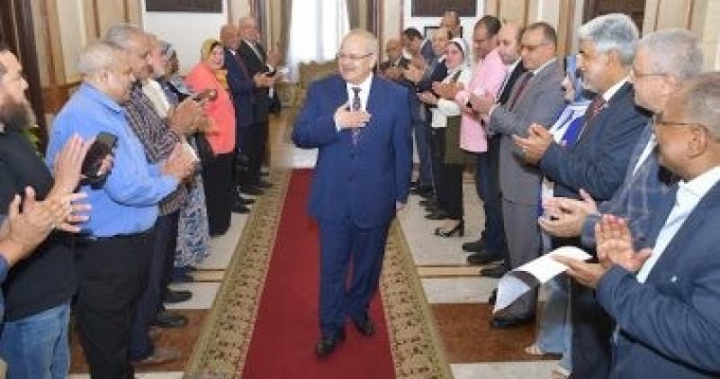 ممرا شرفيا بجامعة القاهرة لتوديع الدكتور الخشت.. صور وفيديو