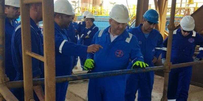 بعد هبوط للطبقات الرملية.. البترول تتابع إصلاحات رأس بئر في أبو الغراديق بالصحراء الغربية