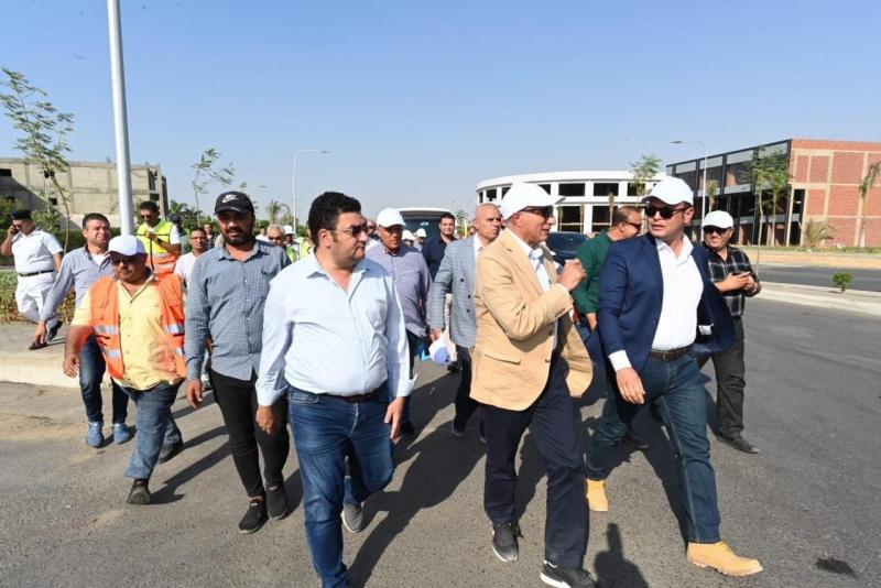 وزير الإسكان يتفقد أعمال رفع كفاءة طرق المنطقة الصناعية ومشروعات تطوير محاور الطرق بمدينة العبور