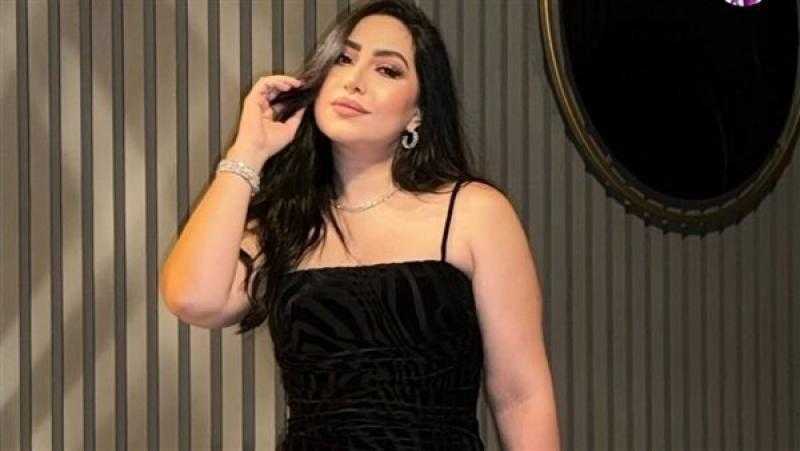 بوسي بالكاجوال تشعل الإنستجرام بتوب كت ونضارة