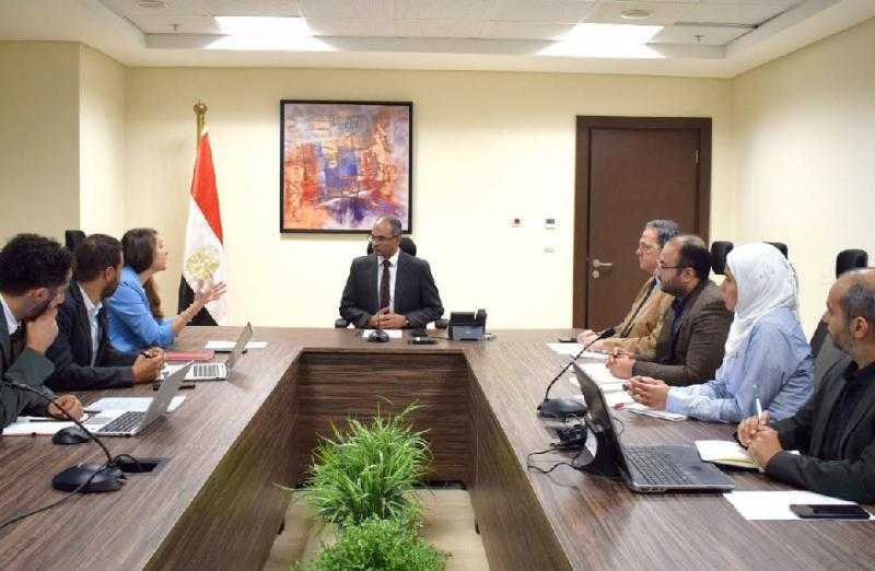 نائب وزير الإسكان يبحث التعاون مع المدير الإقليمي للوكالة الفرنسية ويتابع موقف تنفيذ المشروعات |صور