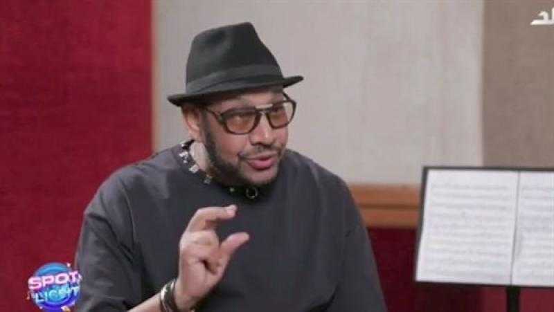 أنا الذي غني وطبل.. عصام كاريكا يكشف عن تعاونه مع محمد منير.. فيديو