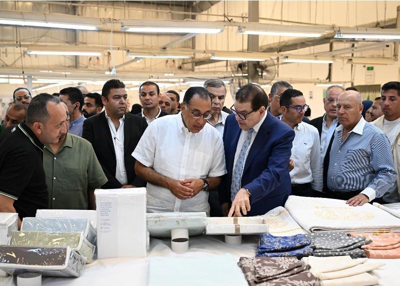 رئيس الوزراء يتفقد مصنع شركة ”نايل لينين جروب” للنسيج والمفروشات بالإسكندرية