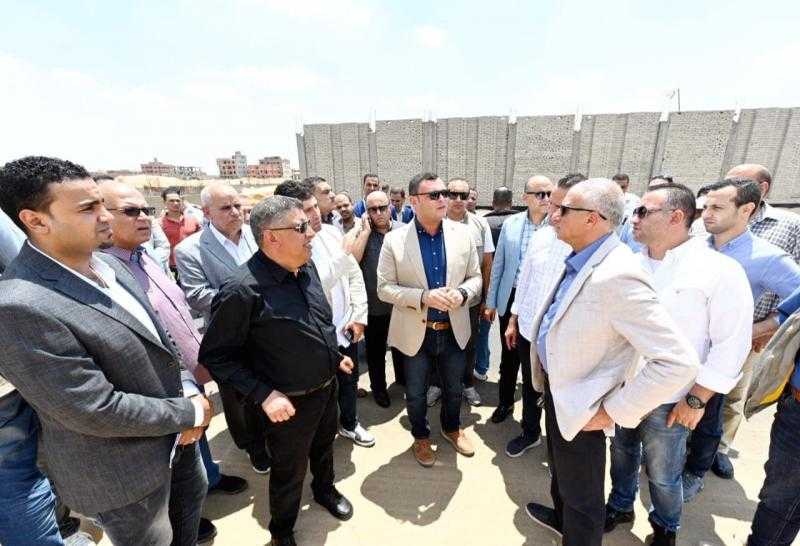 وزير الإسكان يتفقد وحدات ”سكن لكل المصريين” وتطوير الطرق ومحطة معالجة الصرف بالسادات