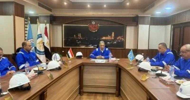 زيارة مفاجئة لرئيس هيئة البترول لشركتى النصر ومصر للبترول بالسويس