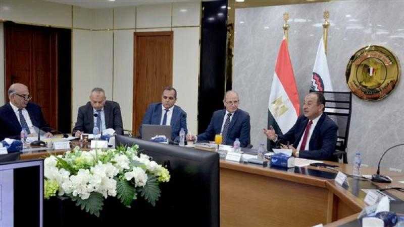 وزير قطاع الأعمال يعقد اجتماعا موسعا برؤساء شركات المقاولات والتطوير العقاري