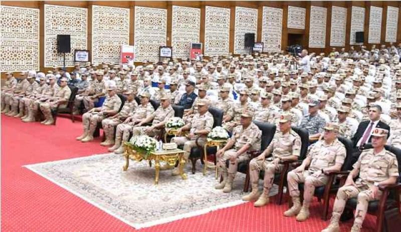 وزير الدفاع يلتقي عددًا من رجال القوات المسلحة بالمنطقة الغربية العسكرية.. صور