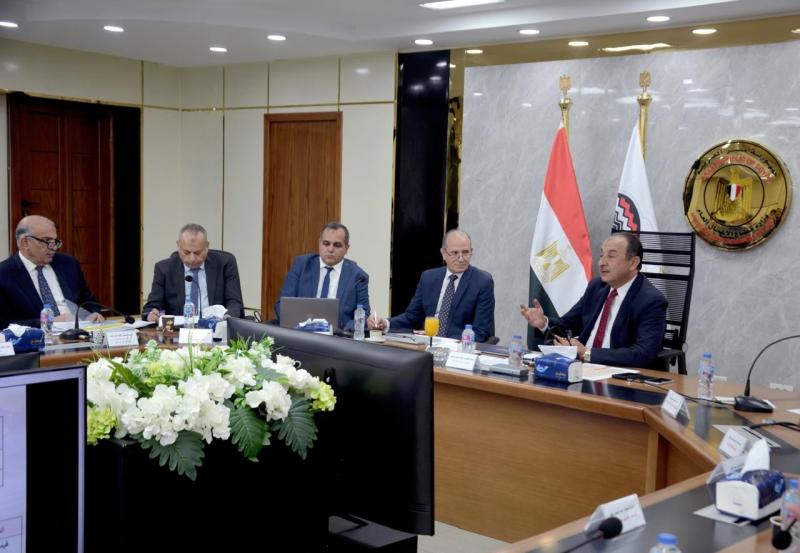 وزير قطاع الأعمال يجتمع برؤساء شركات المقاولات والتطوير العقاري.. ويوجه بزيادة التوسع في المشروعات الخارجية