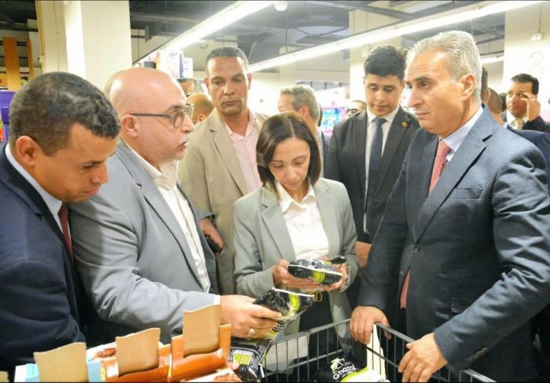 بالصور.. جولة مفاجئة لـ رئيس جهاز حماية المستهلك ومحافظ البحيرة علي الأسواق