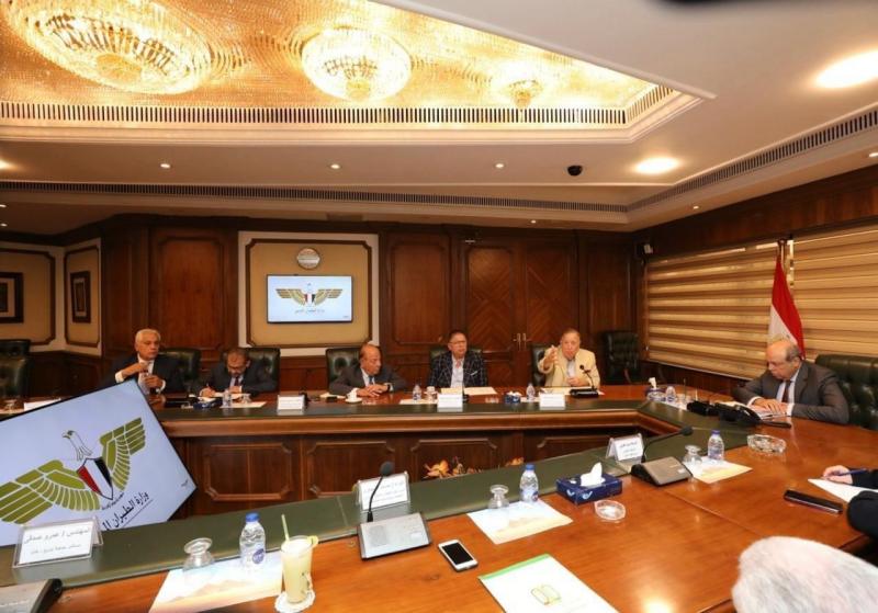 وزير الطيران يتباحث مع الاتحاد المصري للمستثمرين حول مقترحات لجذب الإستثمار
