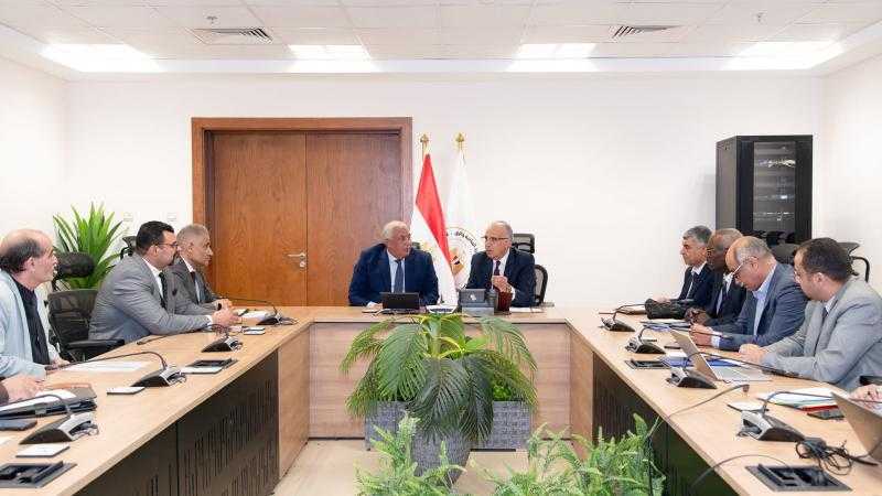 وزير الرى ومحافظ الوادي الجديد يناقشان ضوابط استخدام المياه الجوفية ومراقبه السحب من الآبار