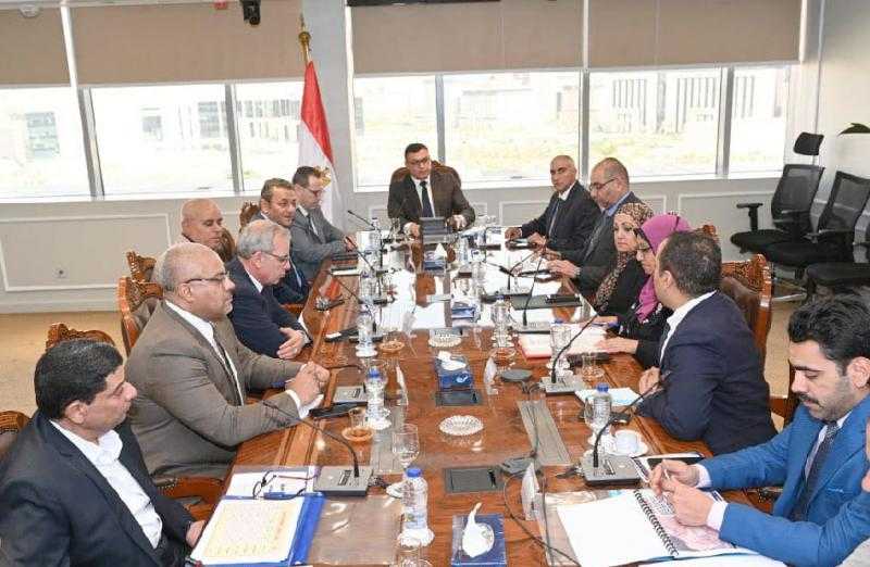 وزير الإسكان يتابع موقف طلبات تقنين الأوضاع وأعمال الطرق والمرافق بالشروق والعبور الجديدة