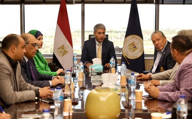 وزير السياحة والآثار يجتمع مع وفد من التحالف الدولي للمصريين بالخارج
