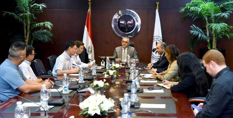 باستثمارات نصف مليار دولار.. جيانجسو ليانفا الصينية تبحث إنشاء مجمع متكامل للغزل والنسيج في مصر