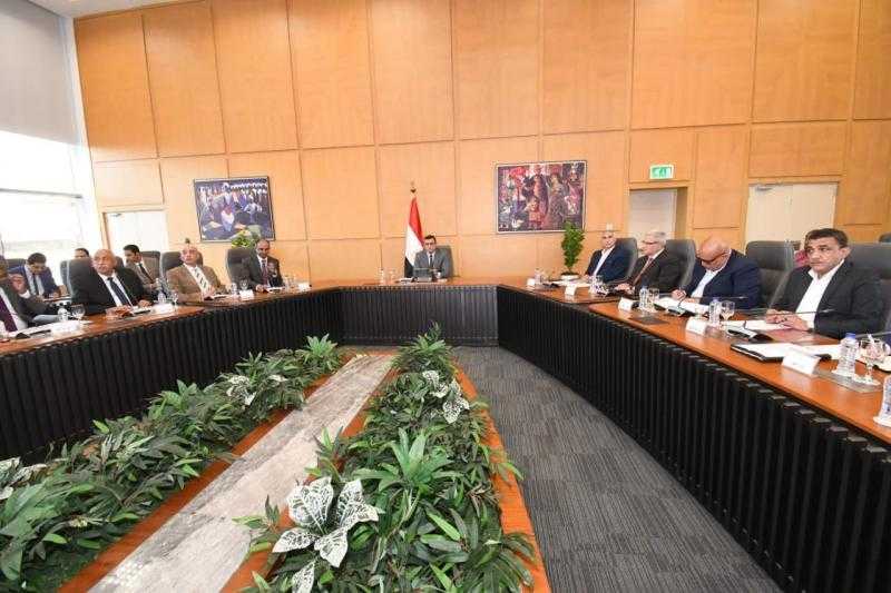 وزير الإسكان يستعرض موقف مشروعات المرافق ضمن ”حياة كريمة” بكفر الشيخ